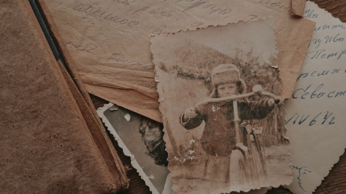 A nostalgic still life of an old photograph and handwritten letters, evoking memories of the past.