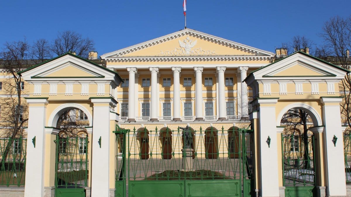 Elegant architectural landmark in Saint Petersburg under a clear blue sky.