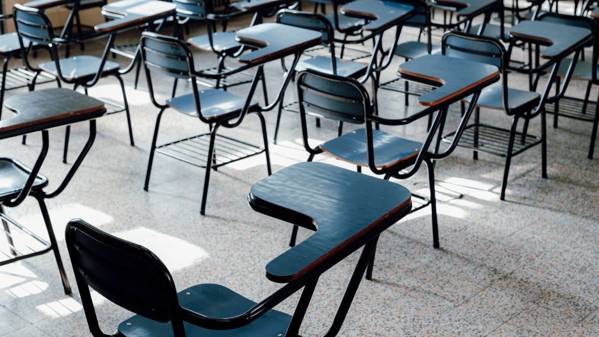 Rows of empty desks in a bright Buenos Aires classroom, symbolizing education and learning environment.
