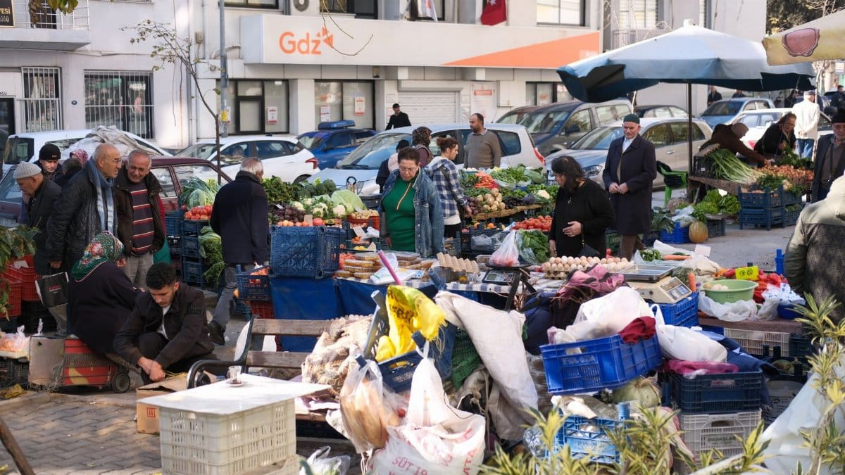 Crowded street market in İzmir, Türkiye with locals shopping for fresh produce and goods.