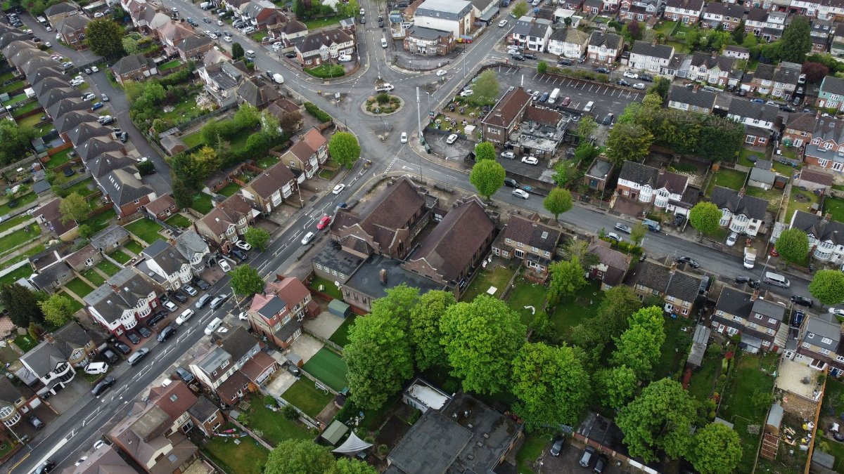 Aerial photo of Luton, UK, showing residential houses and streets with roundabout.