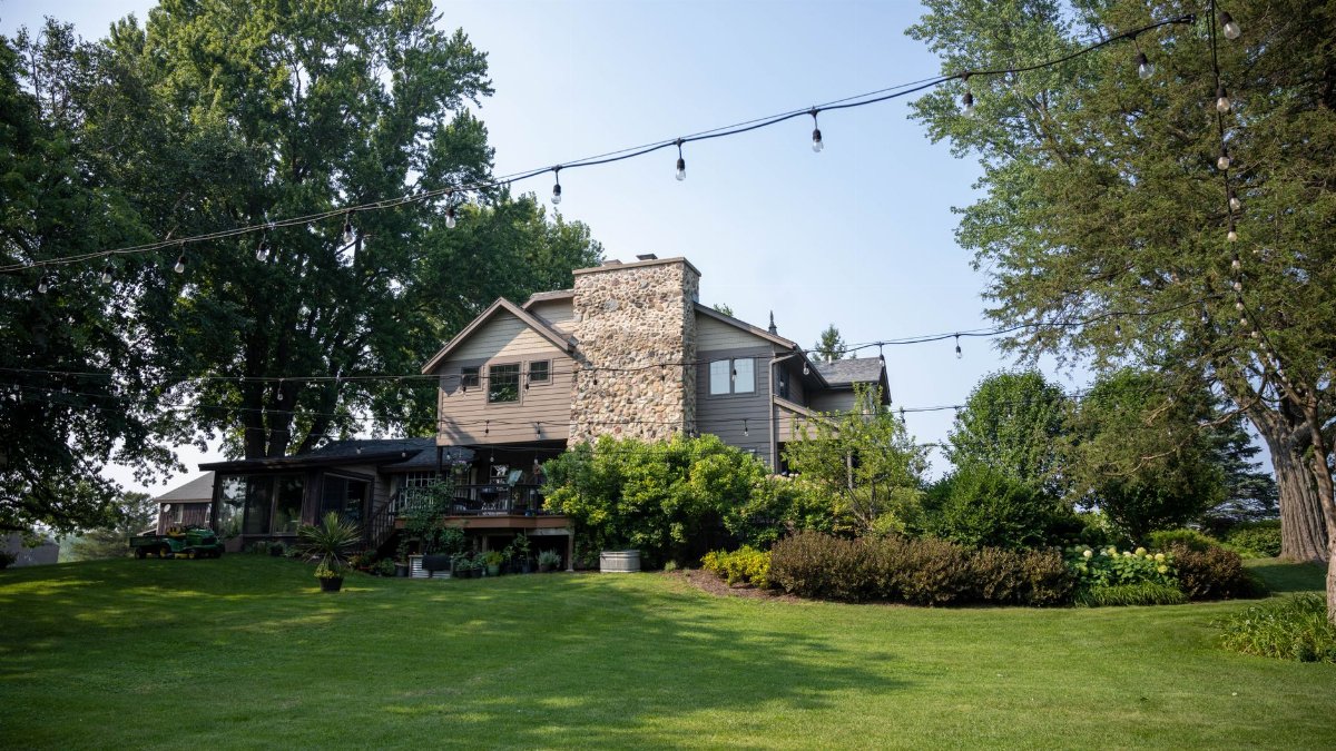 Beautiful countryside home in Oconomowoc, Wisconsin, surrounded by lush greenery.