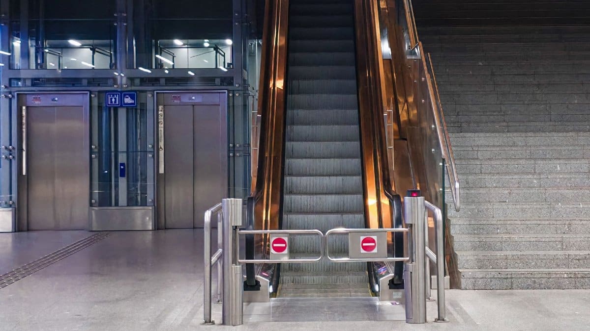A modern indoor escalator and elevators in a public space, showcasing urban architecture.