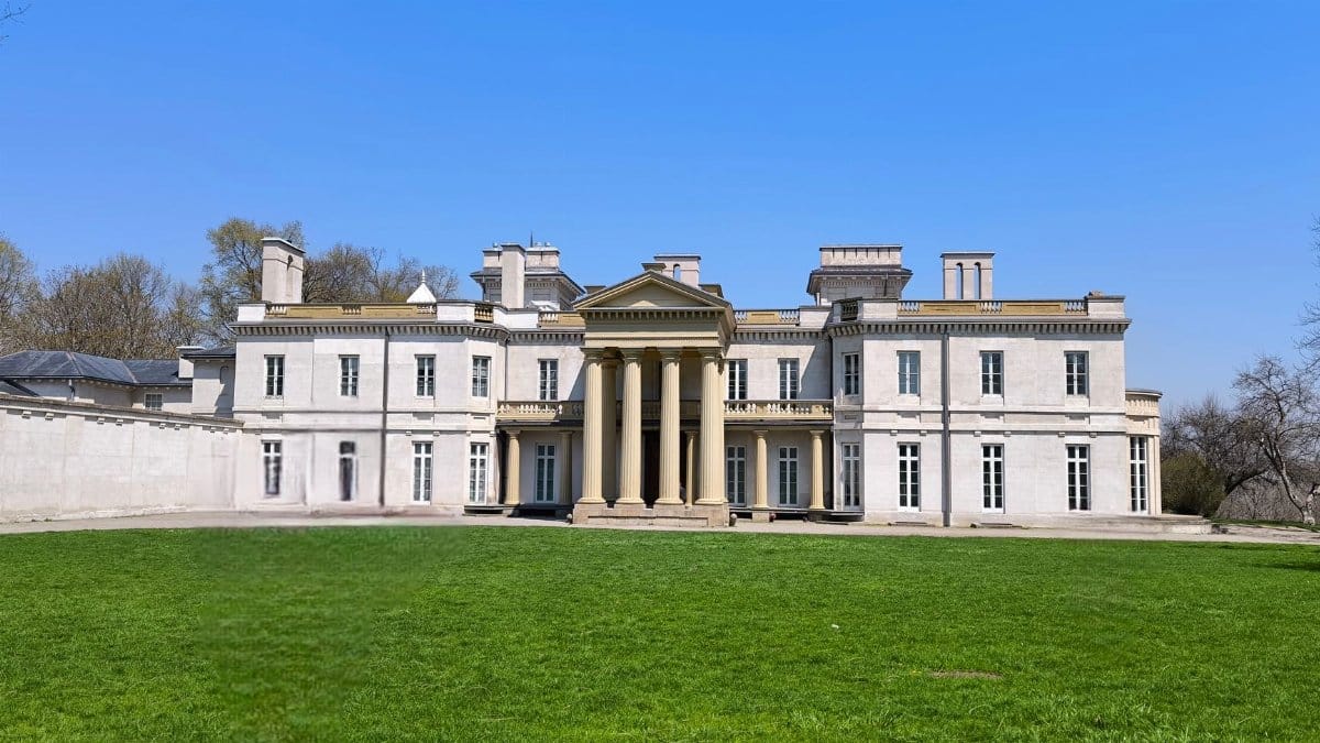Front view of Dundurn Castle, a historic neoclassical mansion in Hamilton, Ontario, under a clear blue sky.