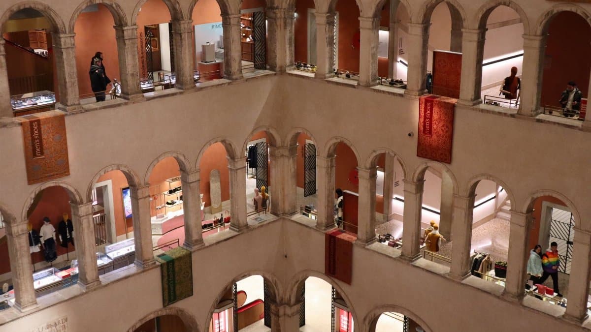 Elegant Venetian mall interior with arches, blending historic architecture and modern retail ambiance.