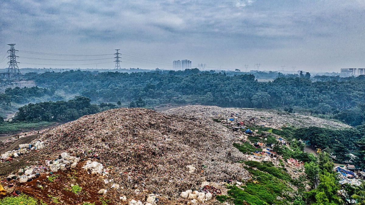 A vast dumpsite in Banten, Indonesia, illustrating severe pollution and waste management challenges.