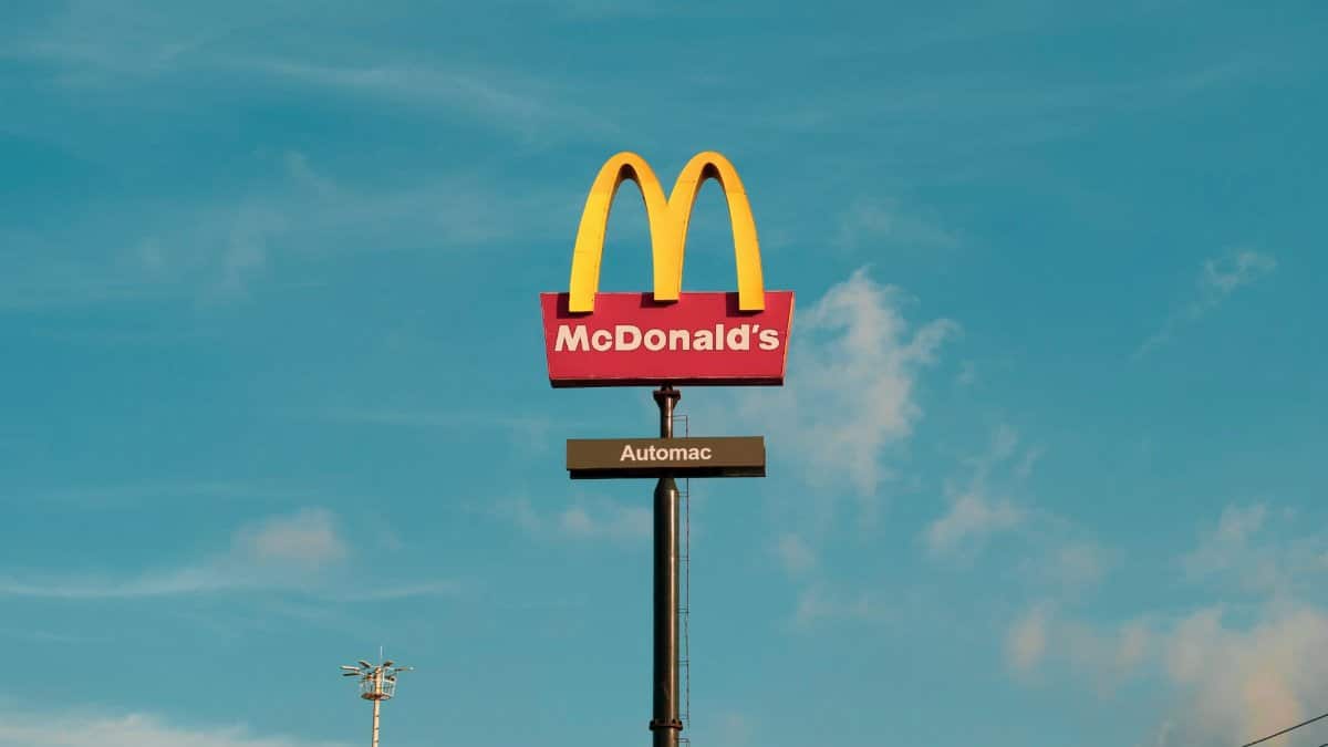 Bright McDonald's sign under clear sky, featuring the 'Automac' label.