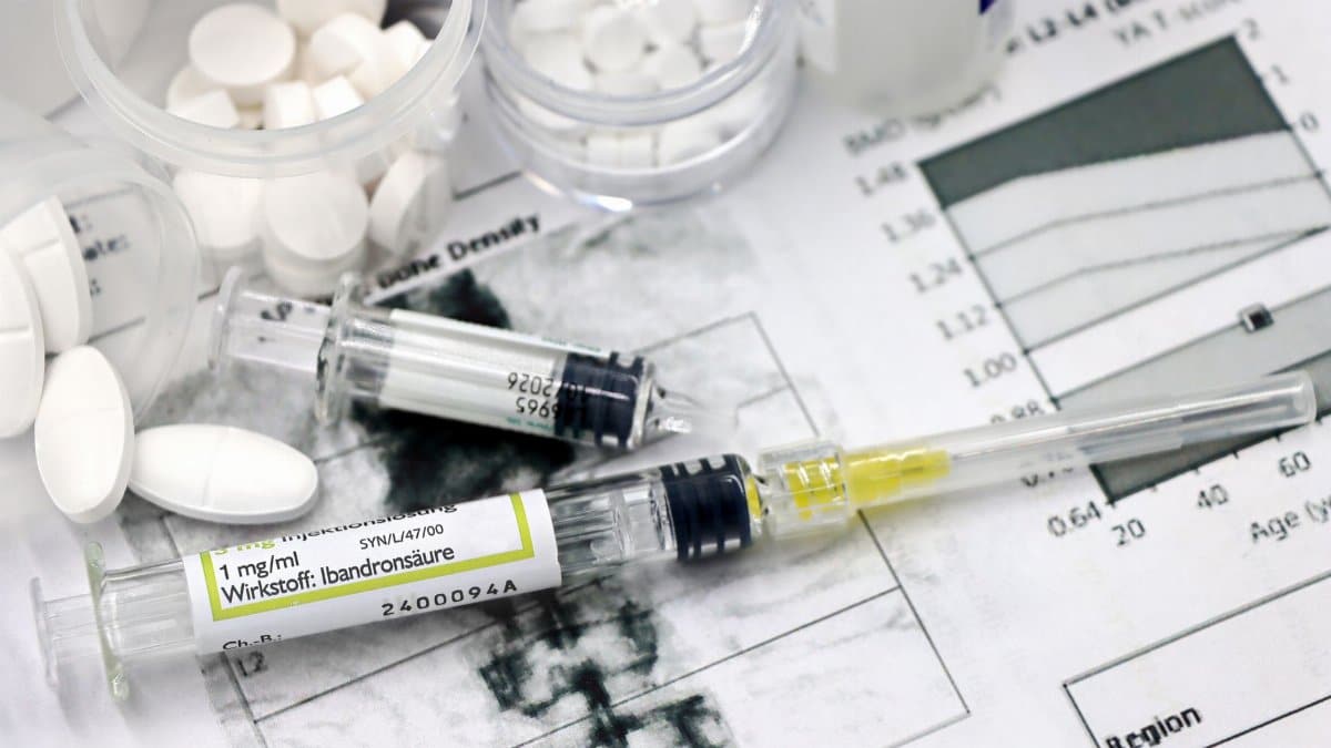 Medical arrangement of osteoporosis treatment tools with injections and pills.