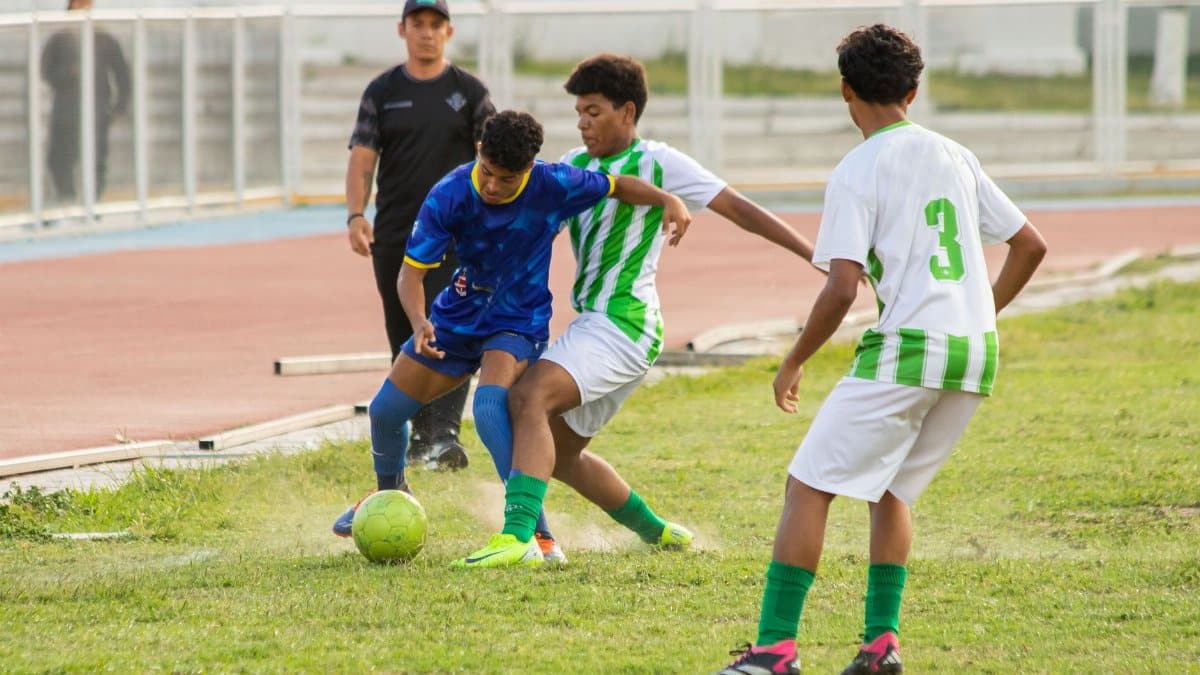 Exciting soccer action as young players compete in Caracas. Dynamic footwork and team spirit on display.