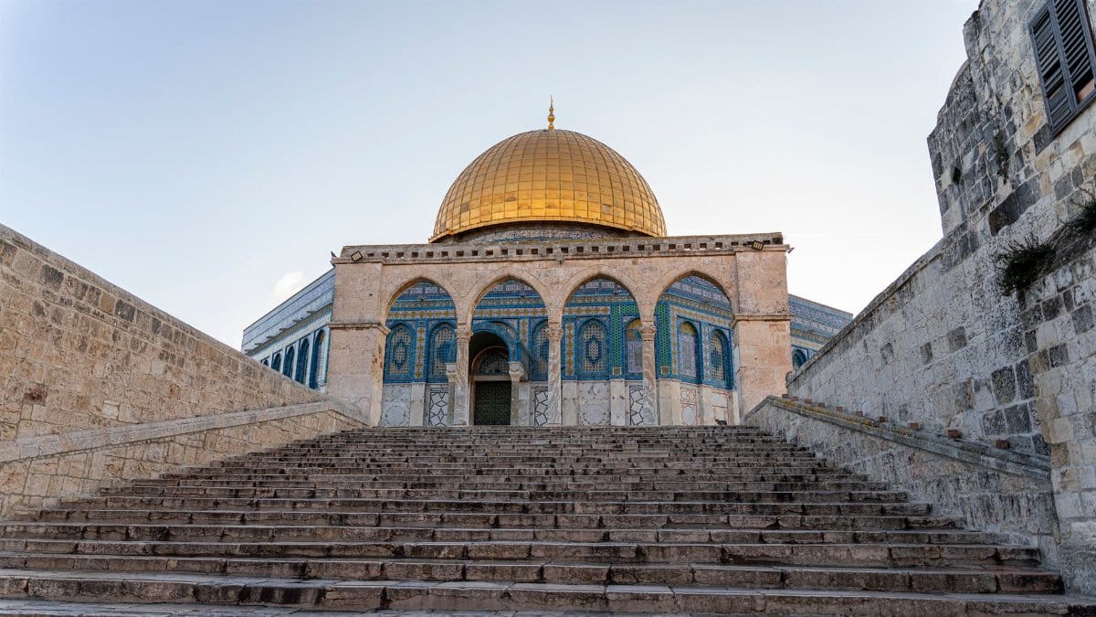 A breathtaking image of the Dome of the Rock's ornate facade and golden dome in Jerusalem, a renowned religious landmark.
