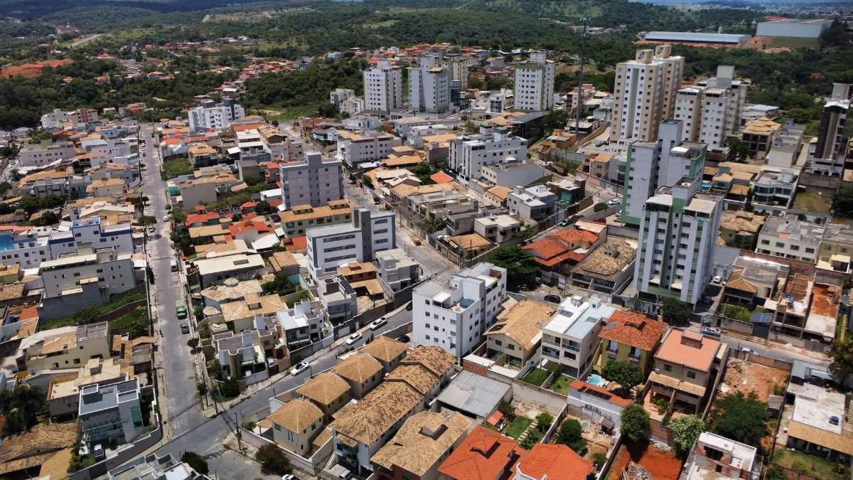 Aerial view of a residential district in MG, Brazil, showcasing diverse architecture and urban layout.