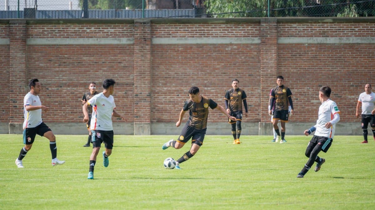 Soccer players compete energetically during a game in Texcoco, México.