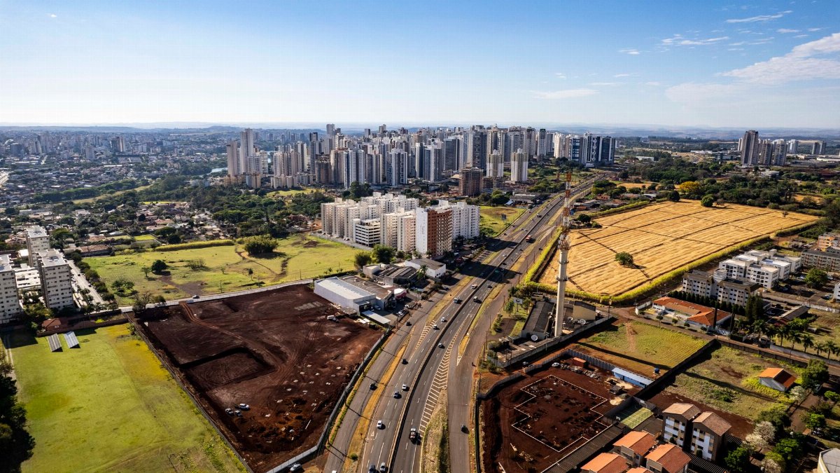 Stunning aerial view of Londrina's cityscape in Paraná, Brazil with clear skies.