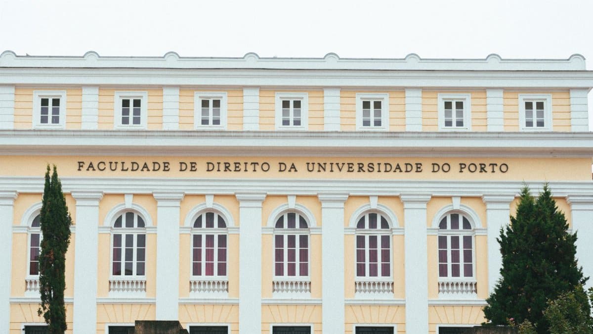 Facade of the Faculty of Law at the University of Porto, showcasing classic architecture.