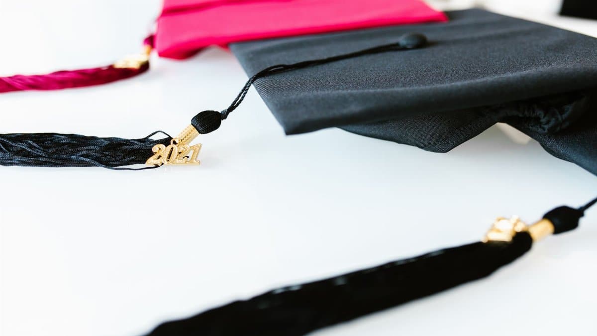Graduation caps with tassels marked 2021, symbolizing academic achievement.