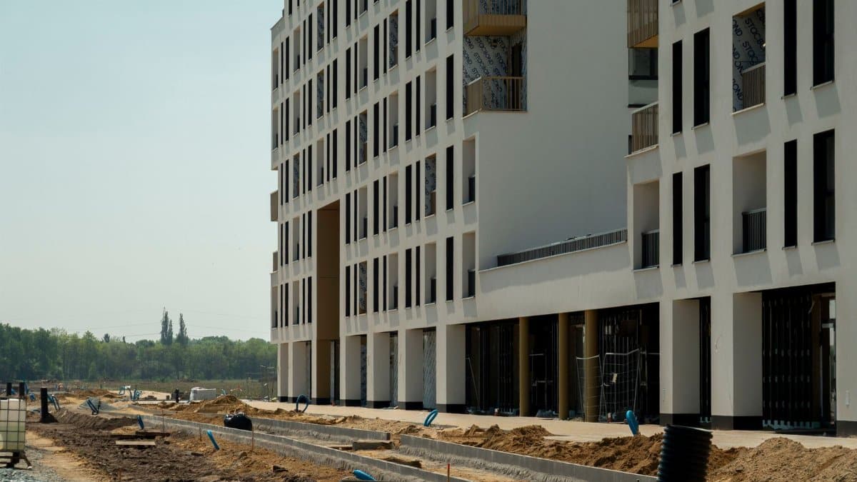 New residential building under construction in Wrocław, Poland, showcasing modern architecture.