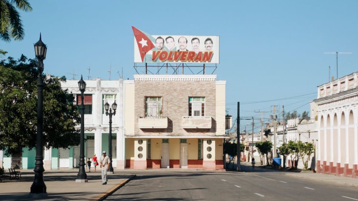 Street view of a charming town with a historical Volveran sign and colonial architecture.