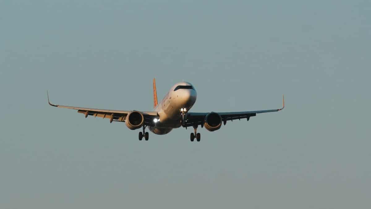 Airplane approaching for landing against a clear sky, İstanbul, Türkiye.
