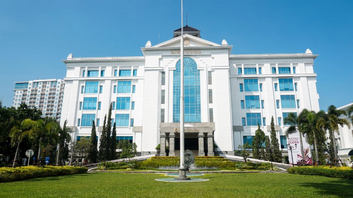 Front view of the elegant Bank Indonesia building in Bandung, showcasing colonial architecture on a bright day.