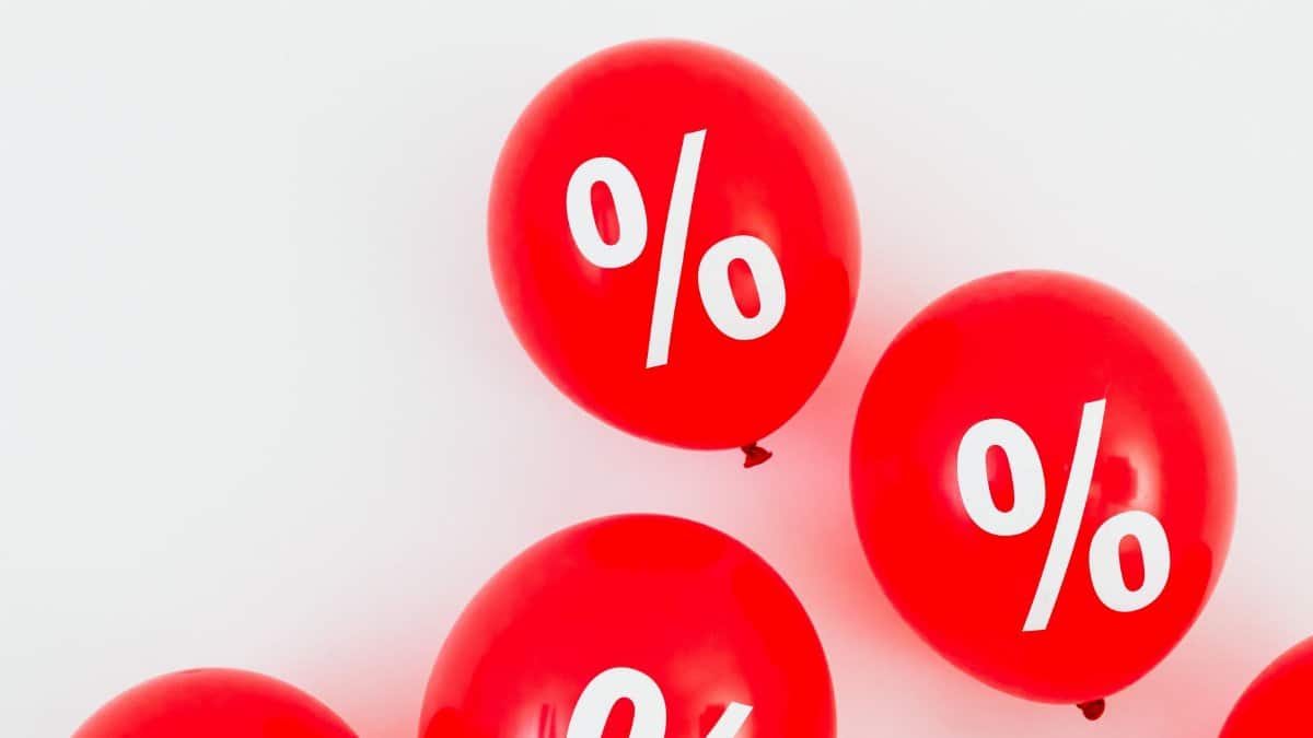 Bright red balloons with percent symbols, ideal for sales promotions and discounts.