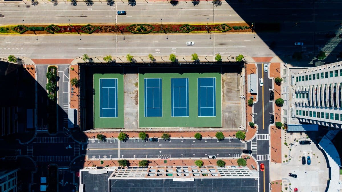 Drone view of tennis courts in downtown Atlanta, showcasing urban sports facilities.