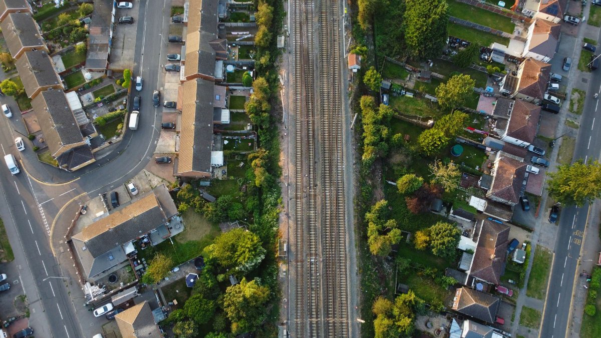 Aerial image capturing a residential area with railway tracks in Luton, England.