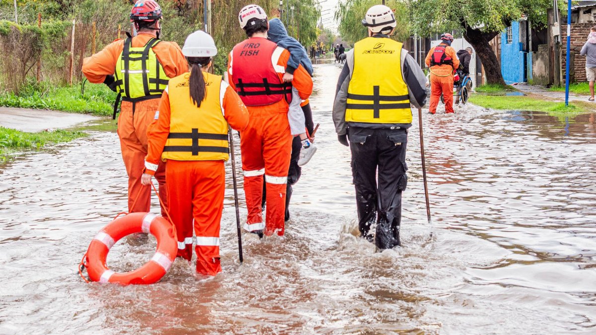 Rescue team evacuates flood victims in Buenos Aires. Humanitarian aid at work.