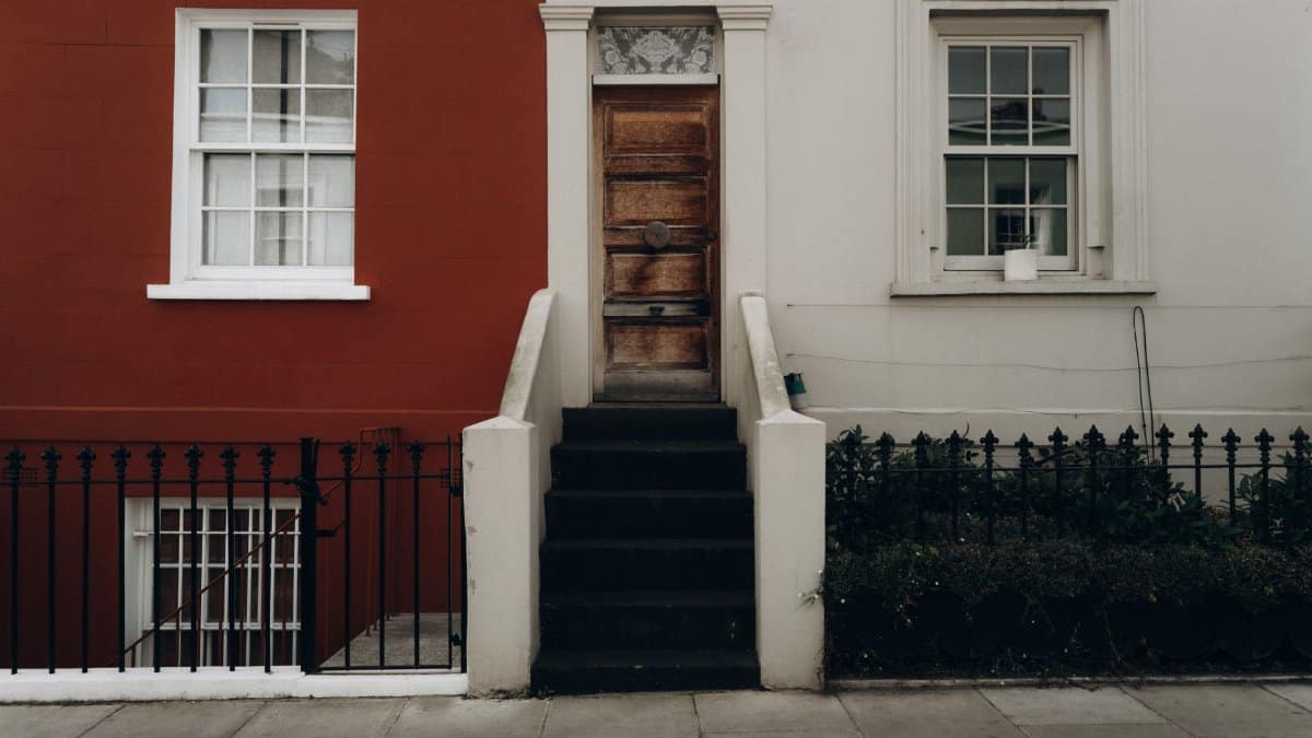 Charming residential facade featuring ornate doorway and steps in Notting Hill, London.