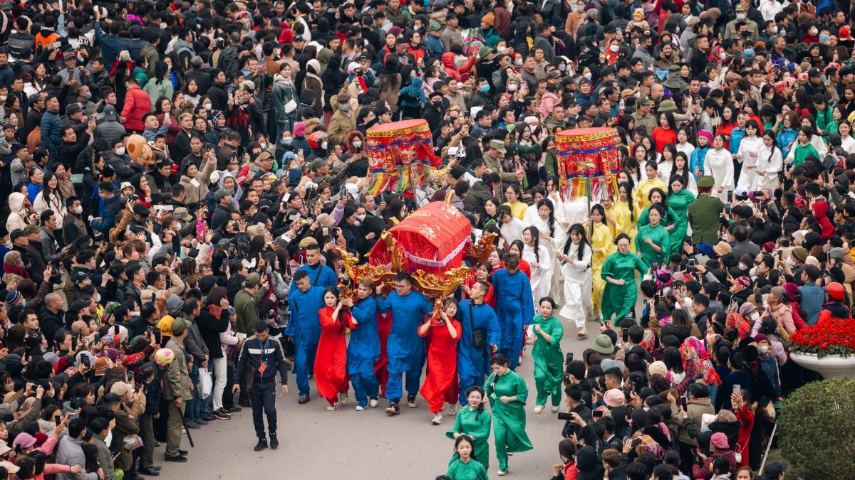 Colorful procession highlighting Ky Cung Ta Phu Temple Festival in Lạng Sơn, Vietnam, with crowds celebrating cultural heritage.