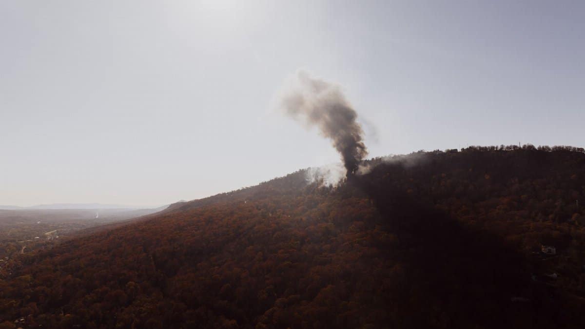 Smoke billowing from a fire on a scenic mountain in Chattanooga, Tennessee.