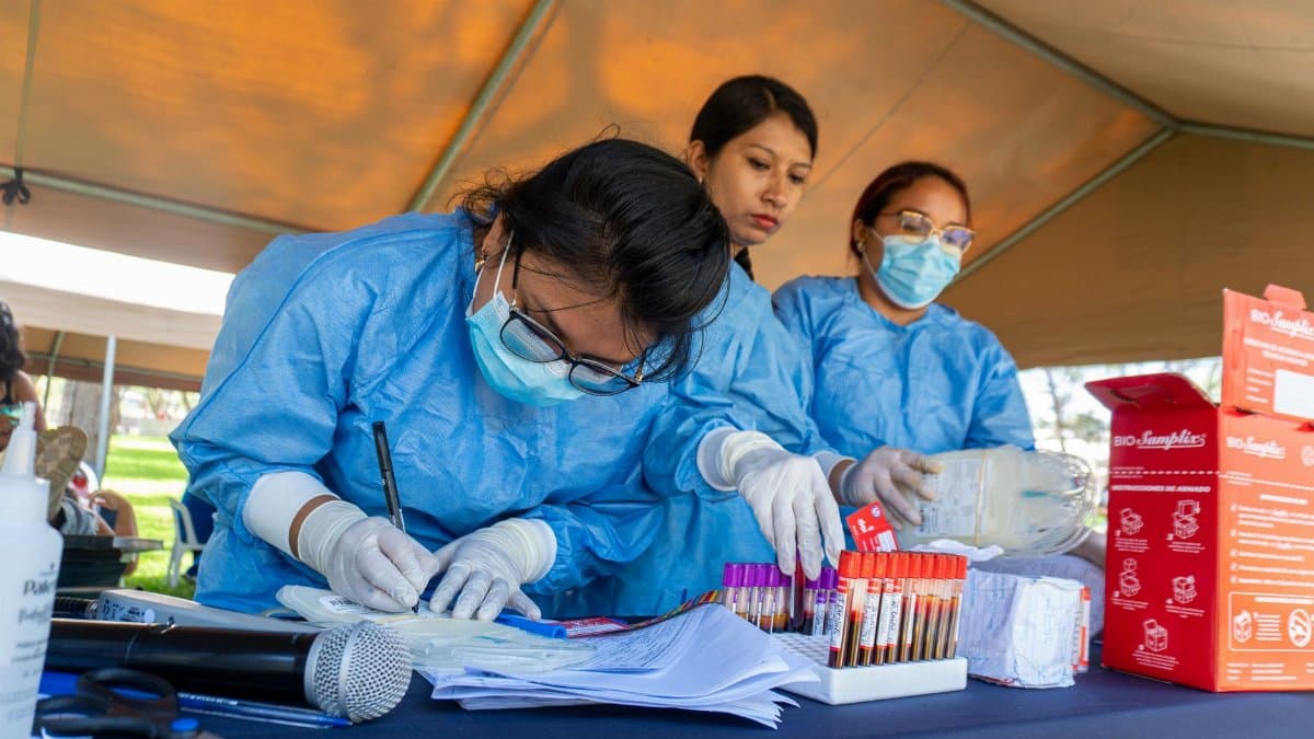 Healthcare professionals organizing a blood donation event in Piura, Peru.