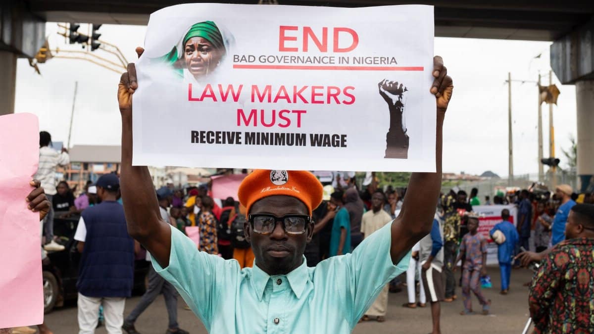 Protestors in Oshun, Nigeria join a rally against governance demanding legislative reforms and fair wages.