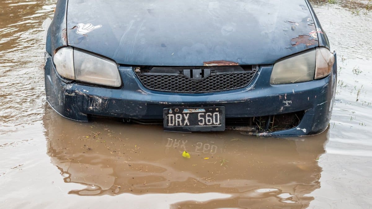 A submerged car in floodwaters in Provincia de Buenos Aires, illustrating severe flooding.