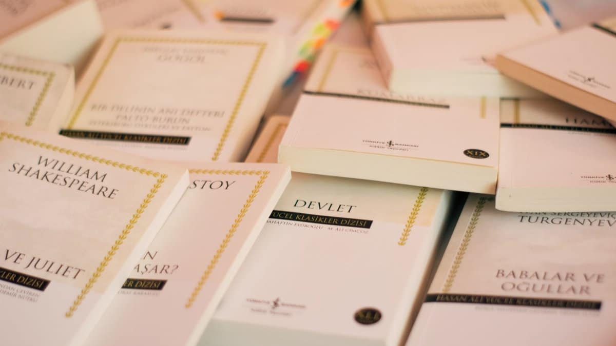 A display of classic literature books, featuring Shakespeare and Tolstoy, in Turkish.