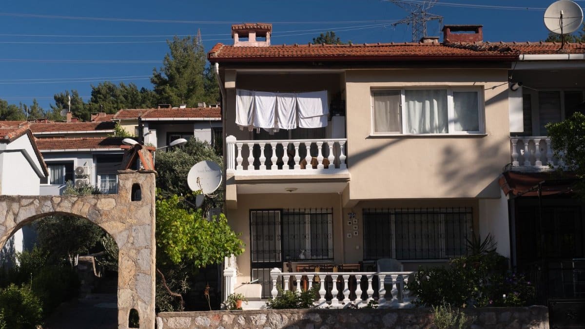 Charming residential house with balcony in İzmir, Türkiye, showcasing local architecture.