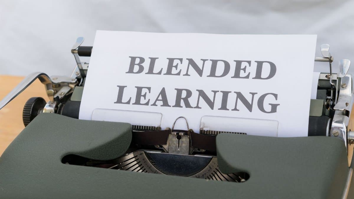 Close-up of a vintage typewriter typing 'Blended Learning', symbolizing the integration of traditional and digital education.