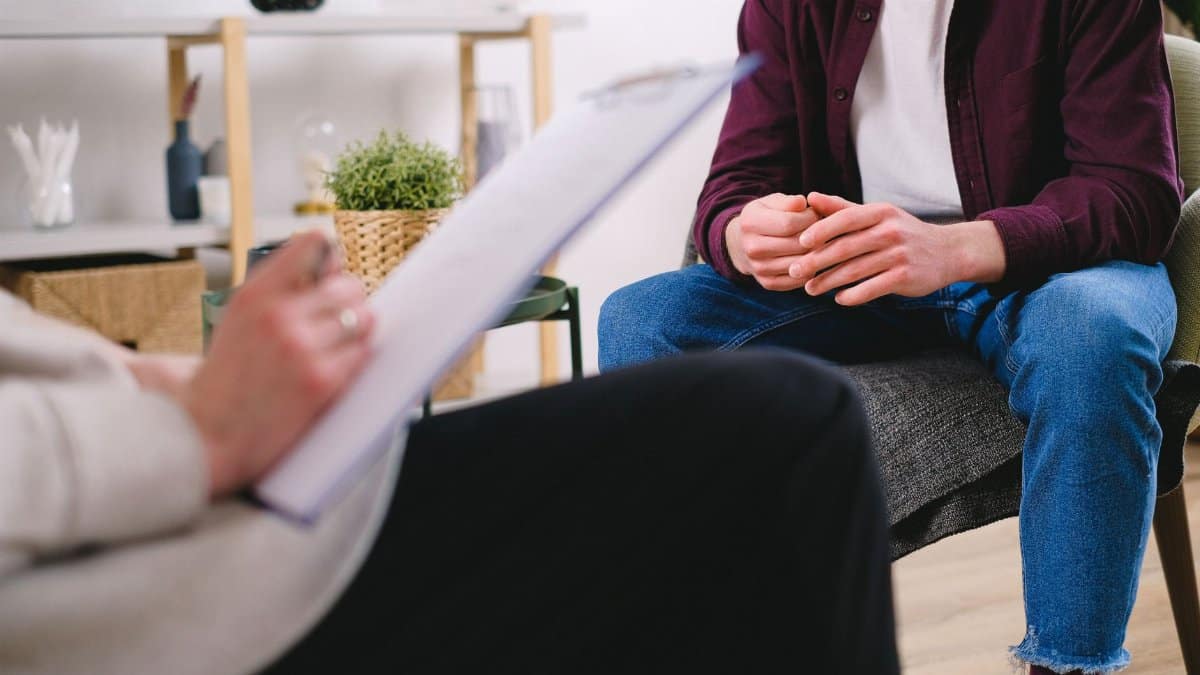 Therapist and client discussing issues in a psychotherapy session, highlighting mental health support.
