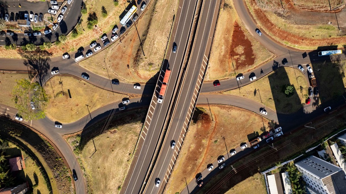 Aerial view of a busy highway interchange in Londrina, Paraná, Brazil, with visible traffic flow.