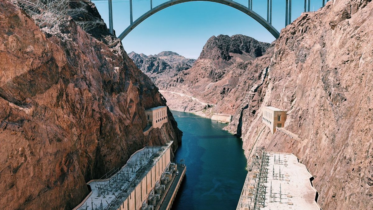 A stunning view of the Hoover Dam and bridge over the Colorado River.