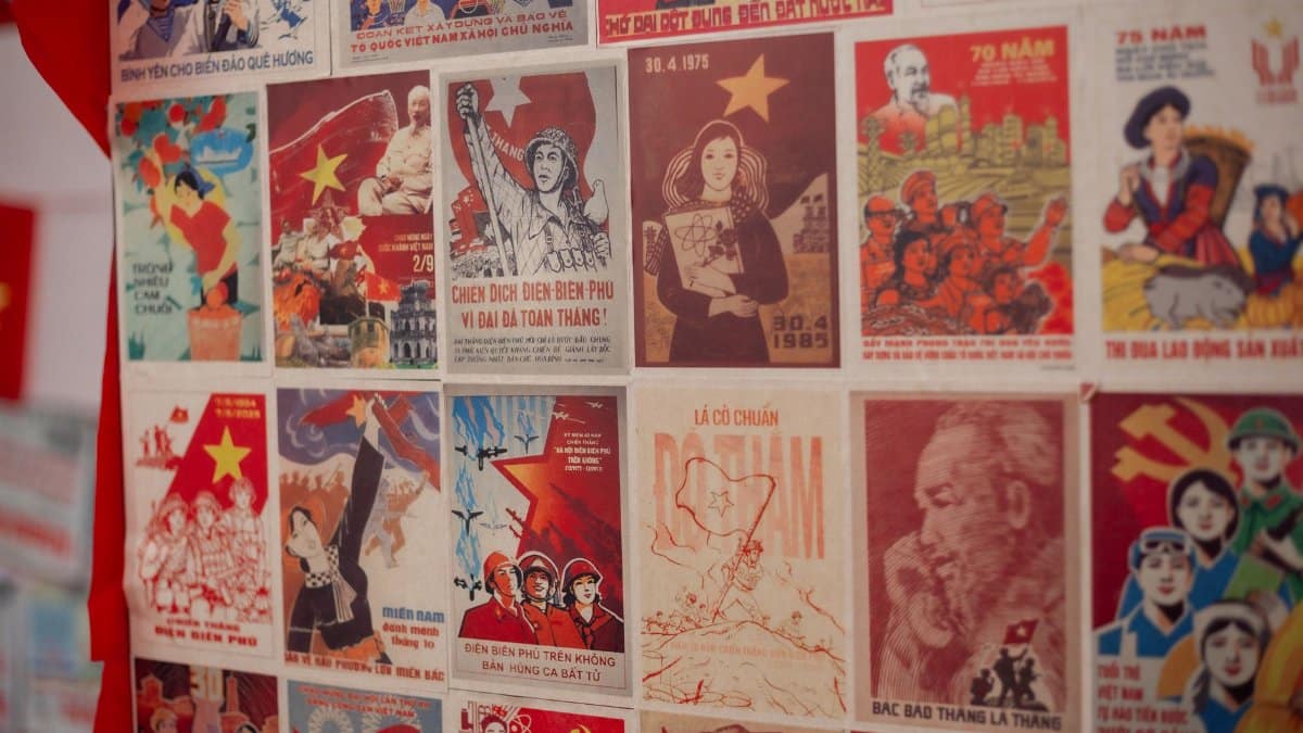 Colorful vintage Vietnamese propaganda posters showcasing historical themes and cultural art.