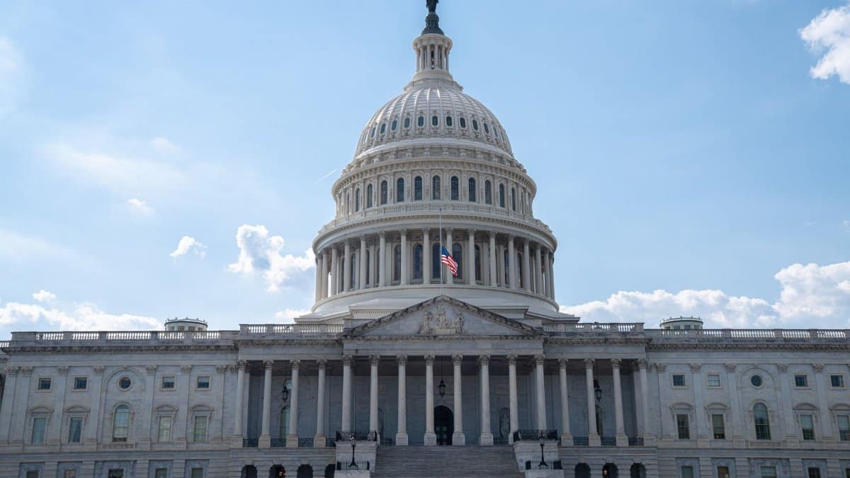 Stunning architectural shot of the US Capitol under a clear blue sky.