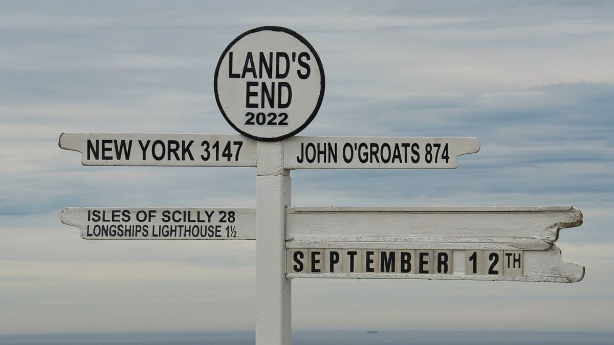 Signpost at Land's End with distances to New York, John O'Groats, and Isles of Scilly.