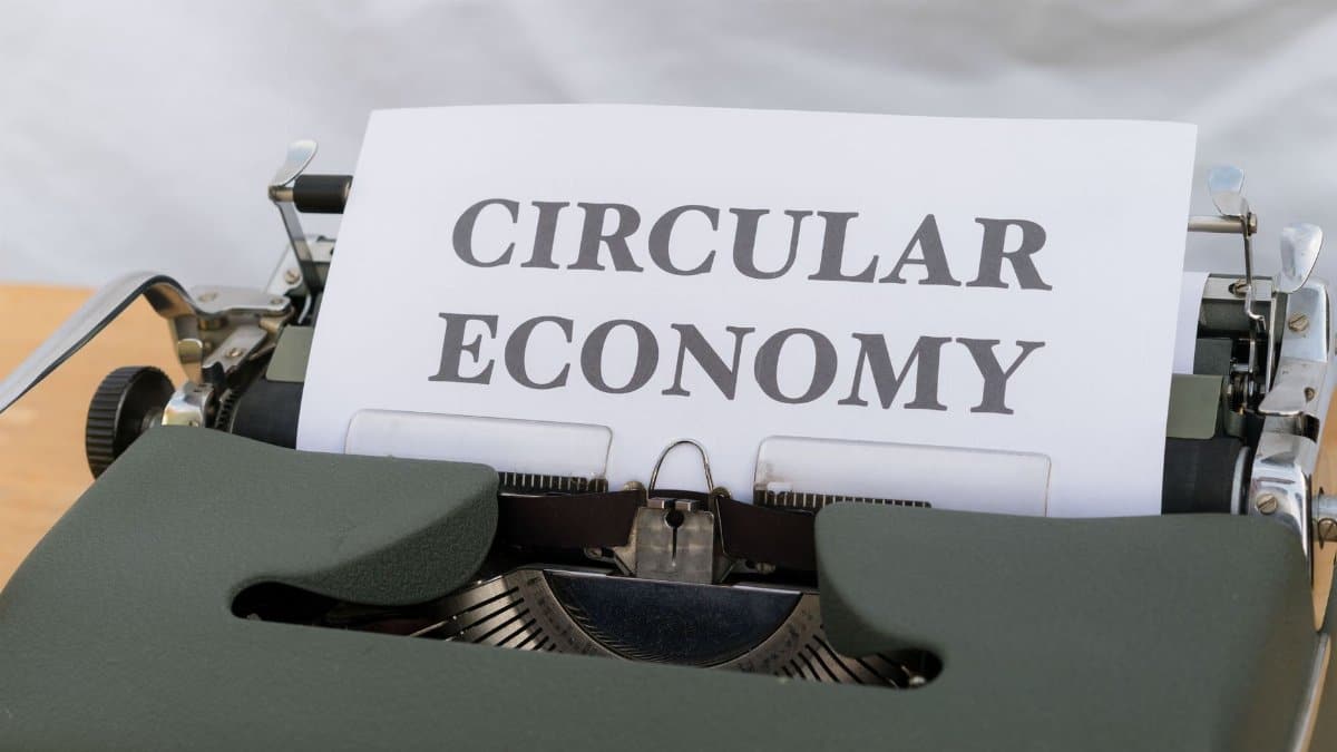 Vintage typewriter typing 'Circular Economy' document emphasizing sustainability.
