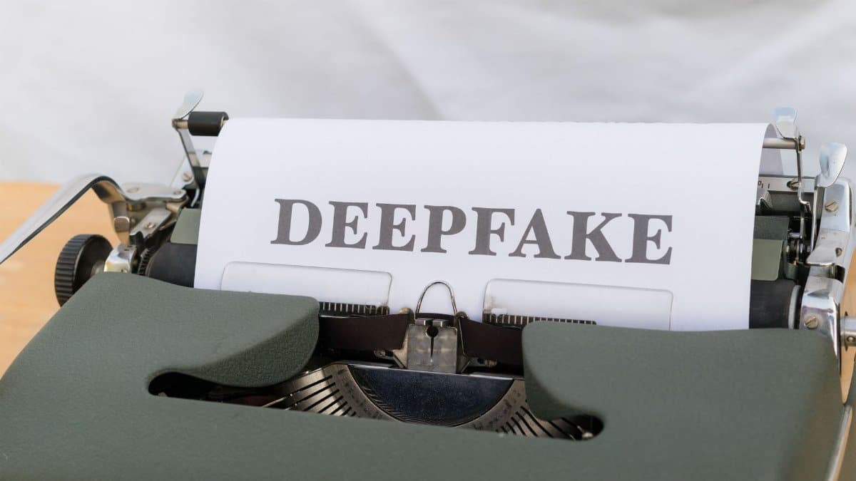 Old-fashioned typewriter with a paper labeled 'DEEPFAKE', symbolizing AI-generated content.