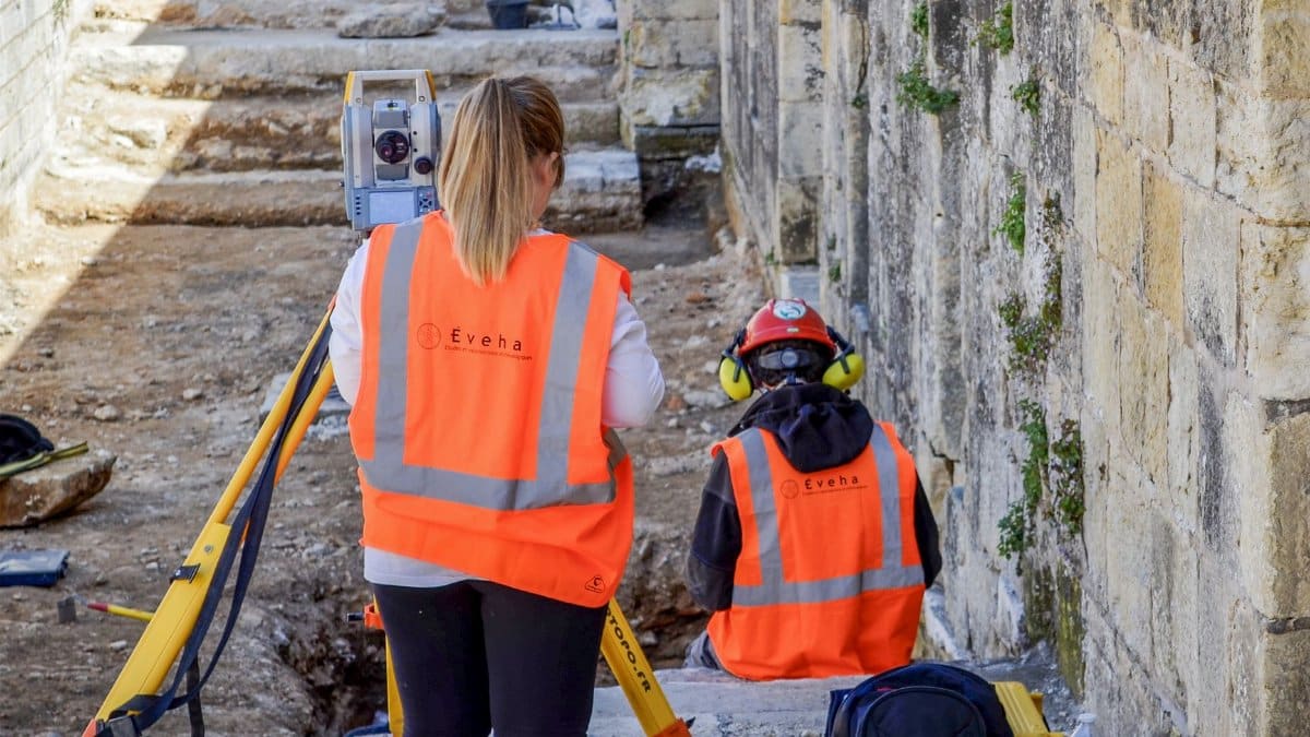 Professionals conducting an archaeological survey at historic ruins in Périgueux, France.