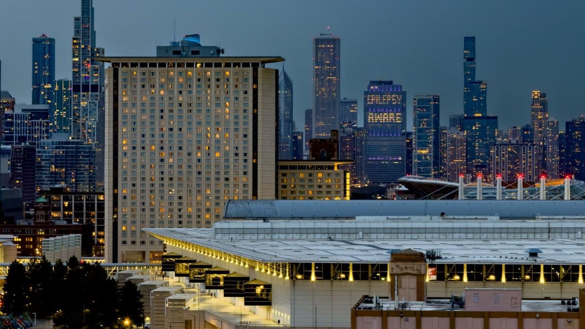 Stunning evening view of Chicago's skyline, featuring iconic buildings and vibrant city lights.