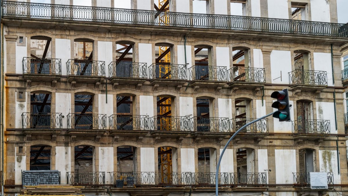 Renovation project of a historic facade in Porto, Portugal showcasing adaptive reuse and heritage preservation.