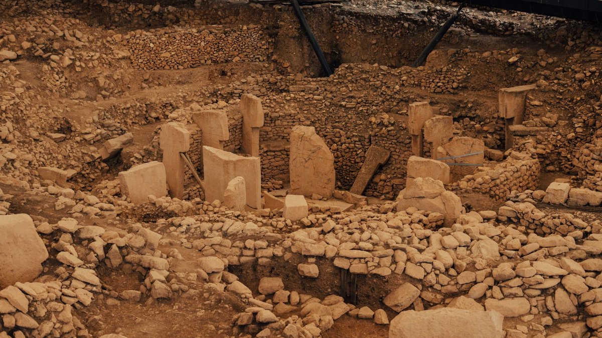 Explore the ancient stone pillars and ruins at Göbeklitepe, a historical site in Şanlıurfa, Turkey.