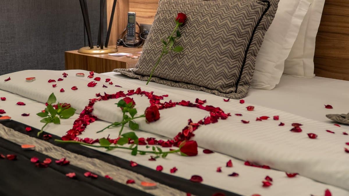 Elegant hotel room in Niğde with romantic rose petal arrangement. Ideal for couples seeking a special getaway.