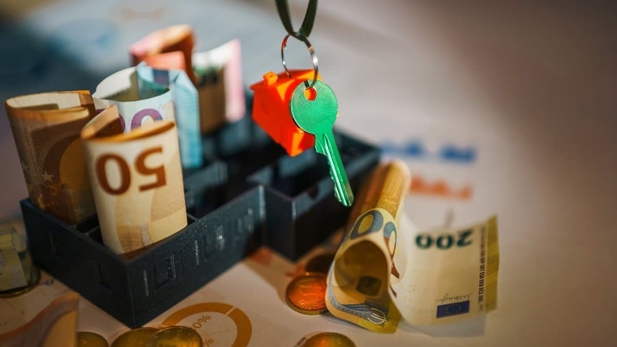 House key and euro bills depicting real estate and financial themes.
